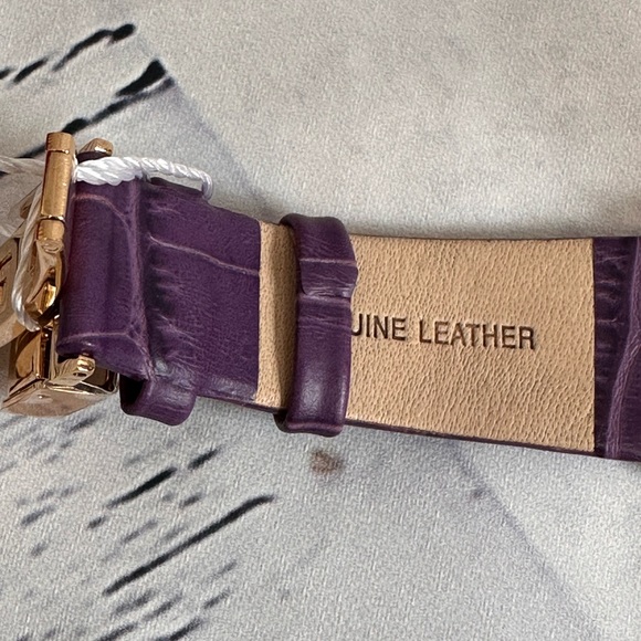 NIB SALVATORE FERRAGAMO PURPLE LEATHER 8 VS G DIAMOND MOTHER OF PEARL WATCH 32MM - Picture 13 of 16